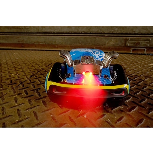 sportowe auto z dymem